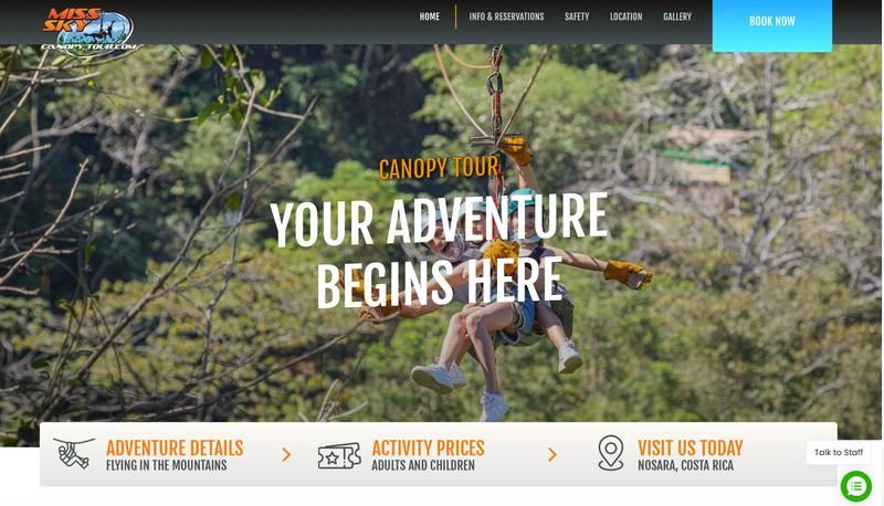 Personne en tyrolienne à travers la forêt tropicale de Nosara au Miss Sky Canopy Tour.