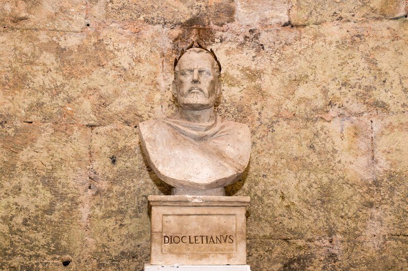 Buste en pierre de l’empereur Dioclétien exposé dans le sous-sol du palais à Split