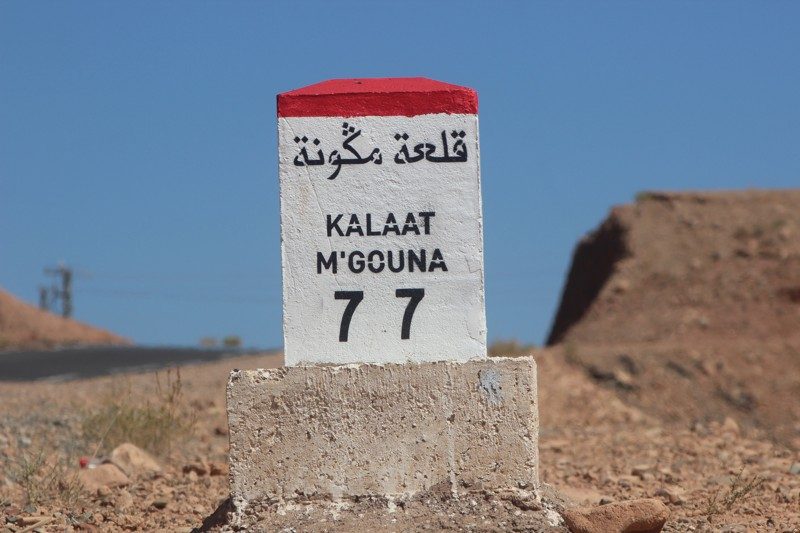 Borne routière indiquant Kelaat M’Gouna, la porte d’entrée de la Vallée des Roses au Maroc.