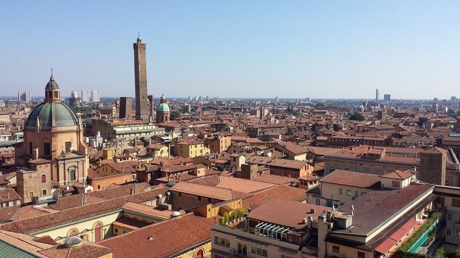 Vue panoramique de la ville de Bologne avec ses tours et ses bâtiments historiques, Italie.