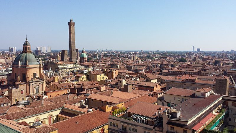 Vue panoramique de la ville de Bologne avec ses tours et ses bâtiments historiques, Italie.