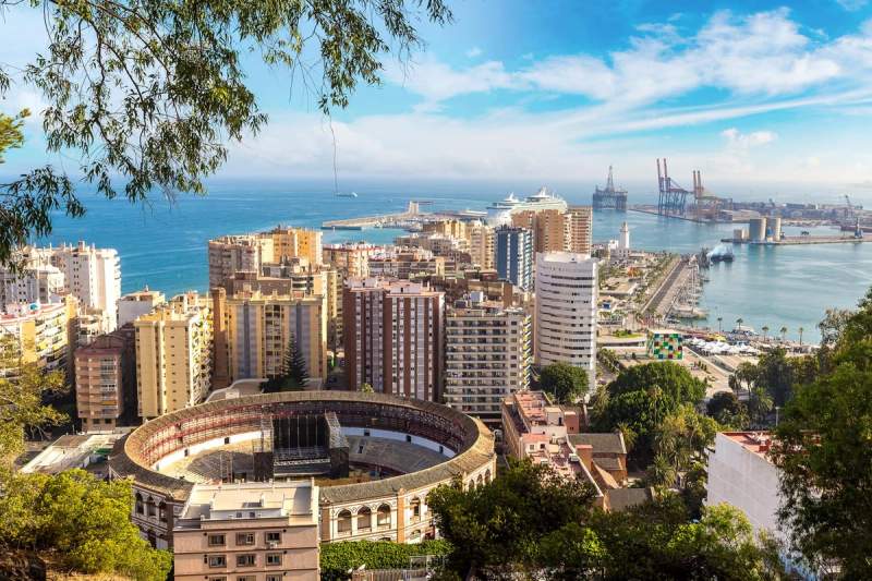 Vue panoramique du port de Malaga, Espagne, avec la mer et les immeubles en arrière-plan.