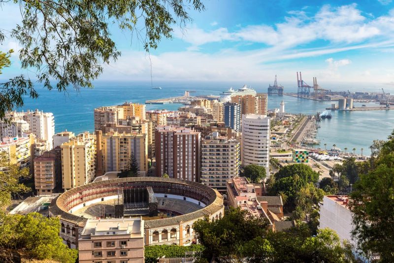 Vue panoramique du port de Malaga, Espagne, avec la mer et les immeubles en arrière-plan.
