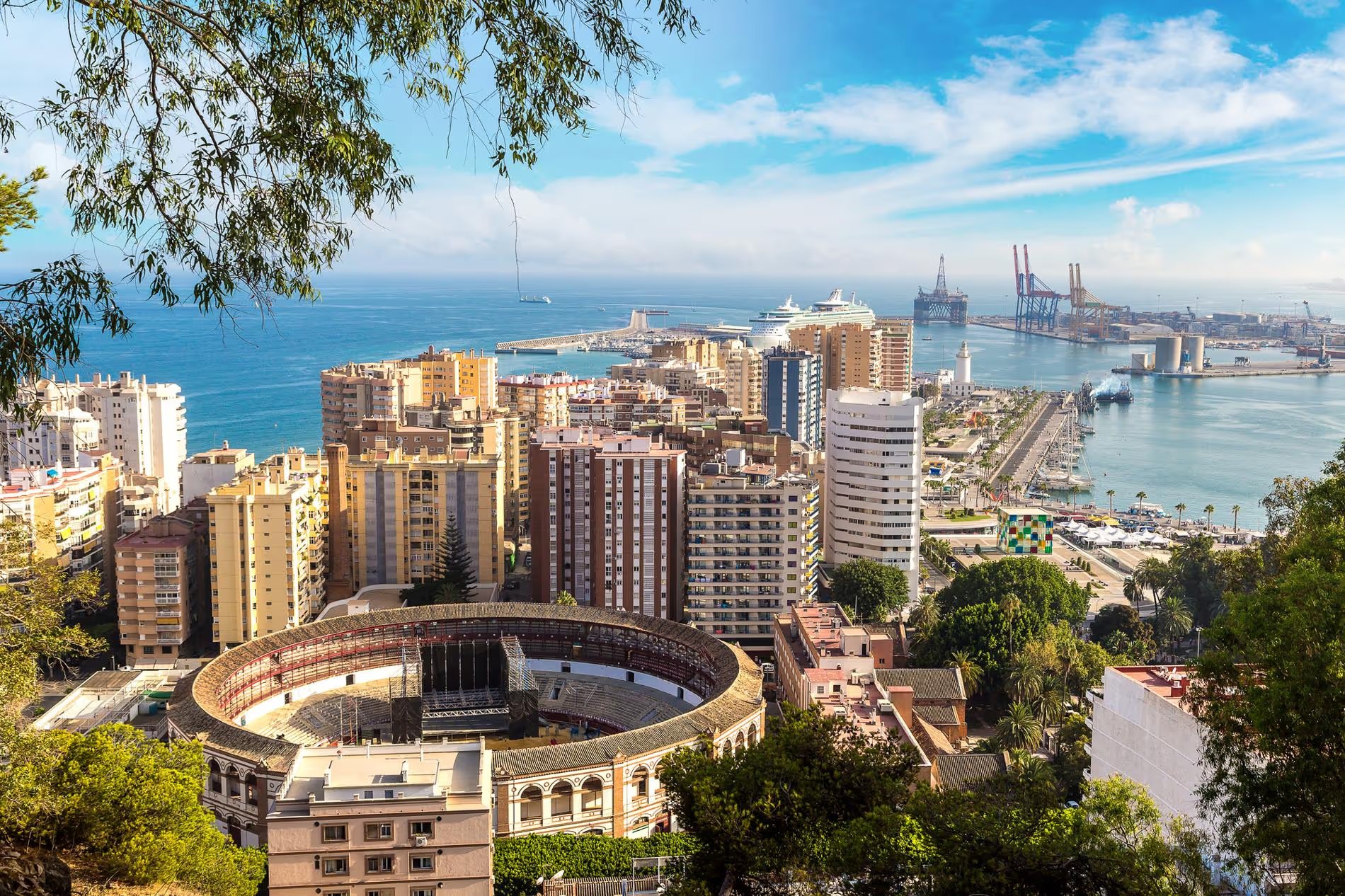 Vue panoramique du port de Malaga, Espagne, avec la mer et les immeubles en arrière-plan.