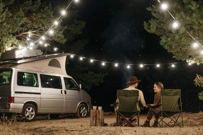 Deux personnes en camping