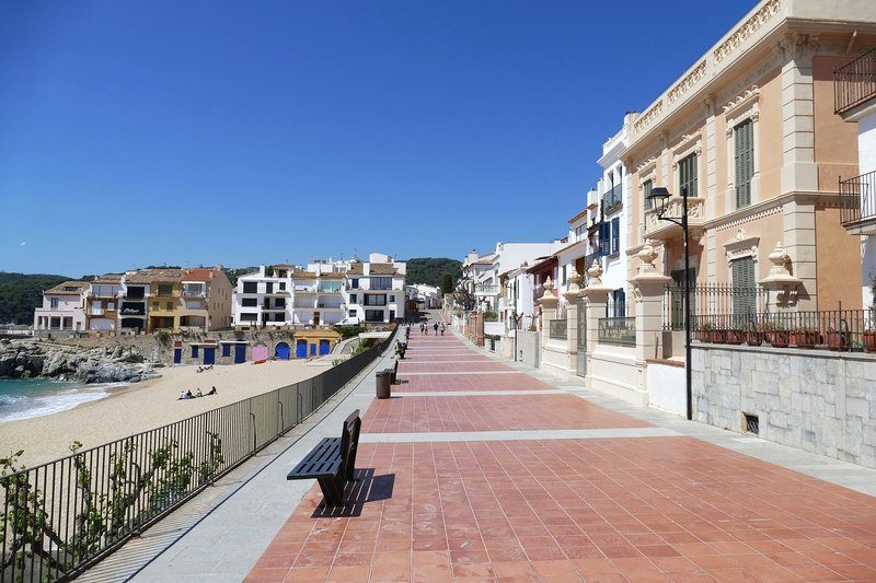 Vue du village de Palafrugell en Catalogne, avec ses charmantes rues et maisons traditionnelles.