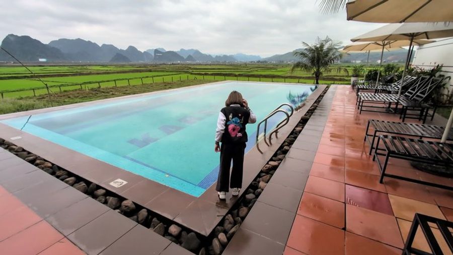 Piscine de l’hôtel Karst Villas avec vue sur les rizières et montagnes de Phong Nha
