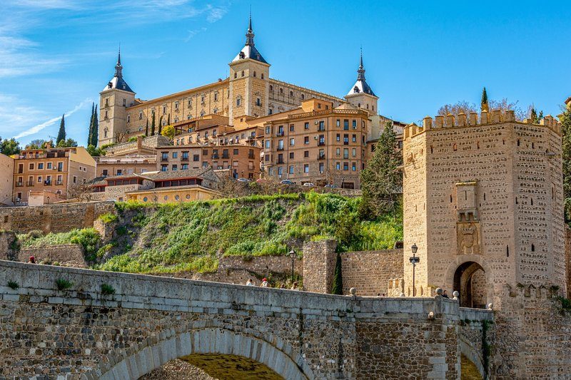 Vue de la forteresse historique surplombant la ville de Tolède.