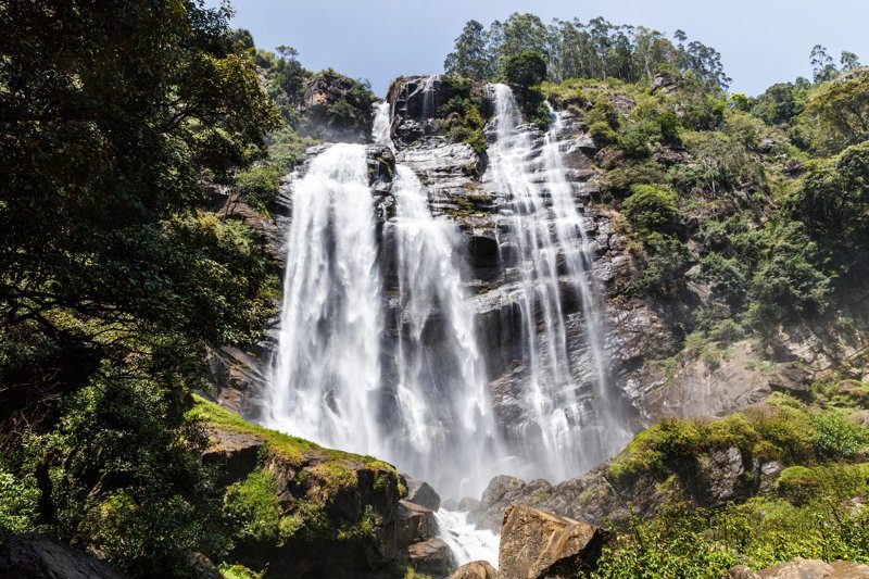 Cascades majestueuses entourées de verdure à Hatton, Sri Lanka, offrant un spectacle naturel impressionnant.
