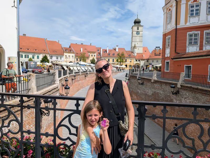 Maud et Anna sur le pont des Mensonges à Sibiu, avec vue sur la vieille ville