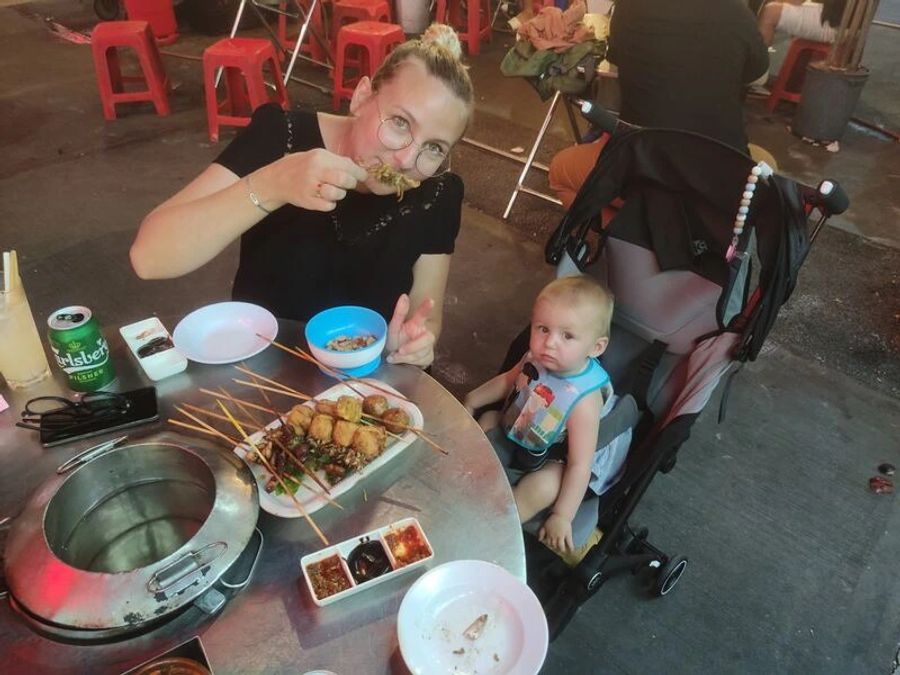 Anna et Maud qui dégustent des brochettes chinoises à Petalling street