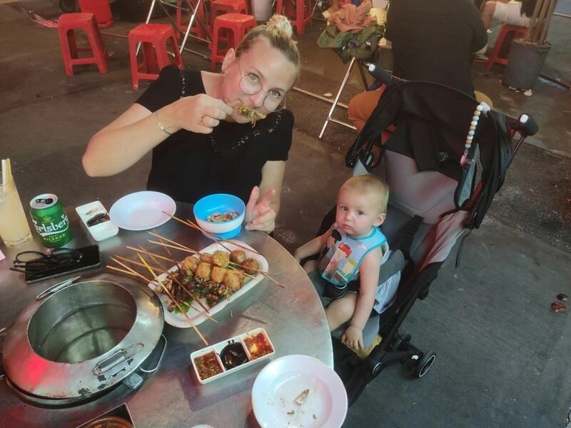 Anna et Maud qui dégustent des brochettes chinoises à Petalling street