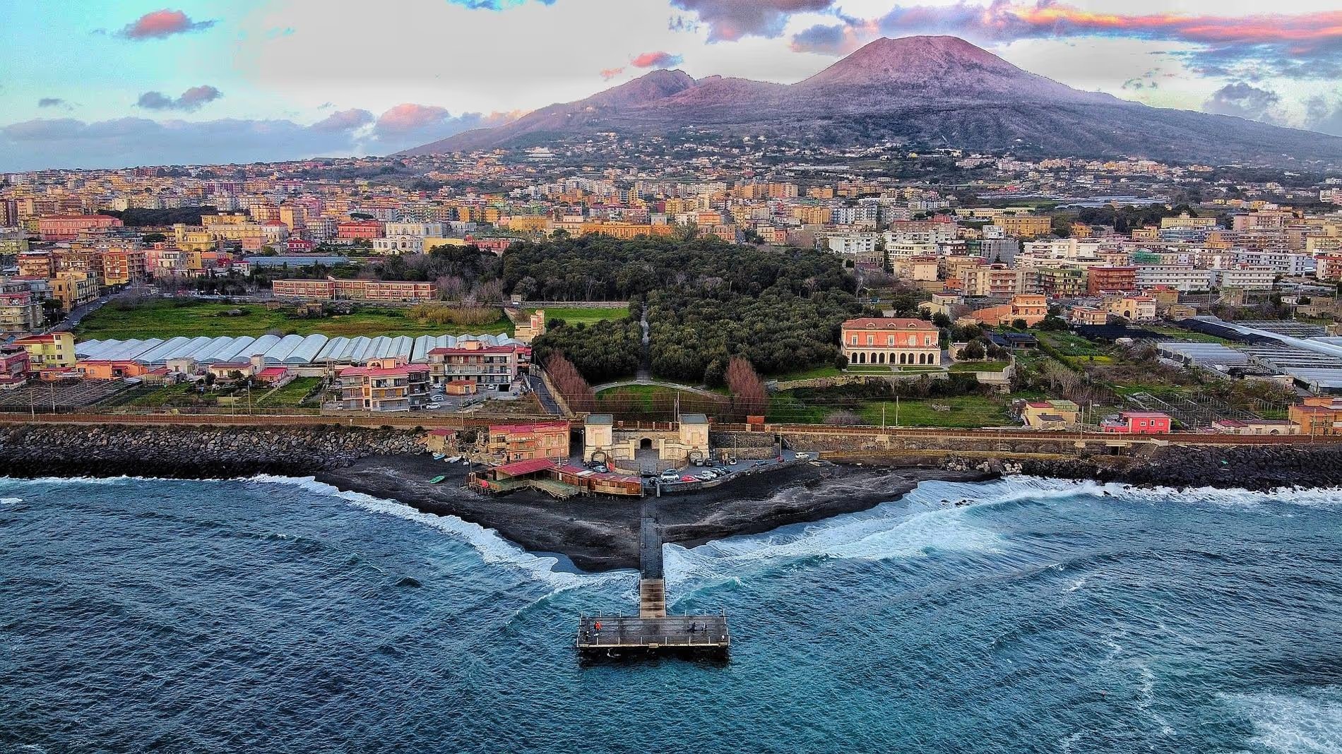 Vue aérienne de la ville de Naples, Italie, avec le mont Vésuve en arrière-plan et la mer au premier plan.