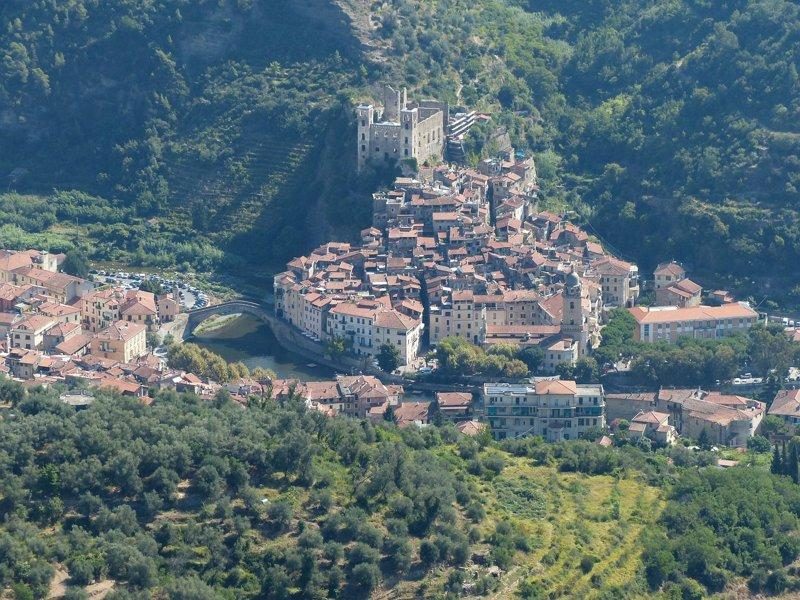 Image du château des Doria à Dolceacqua, Italie, montrant les anciennes fortifications et la structure en pierre surplombant le village.