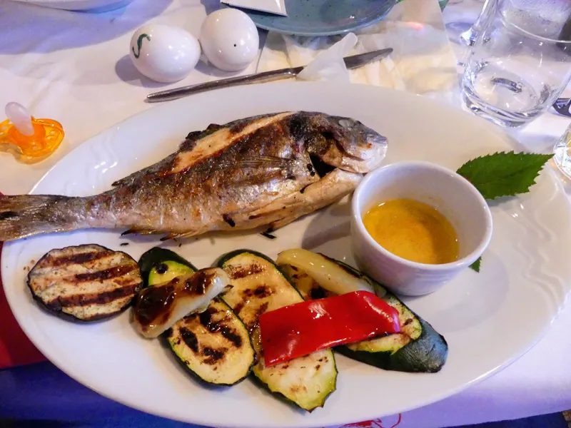 Un magnifique poisson dans un restaurant à Split