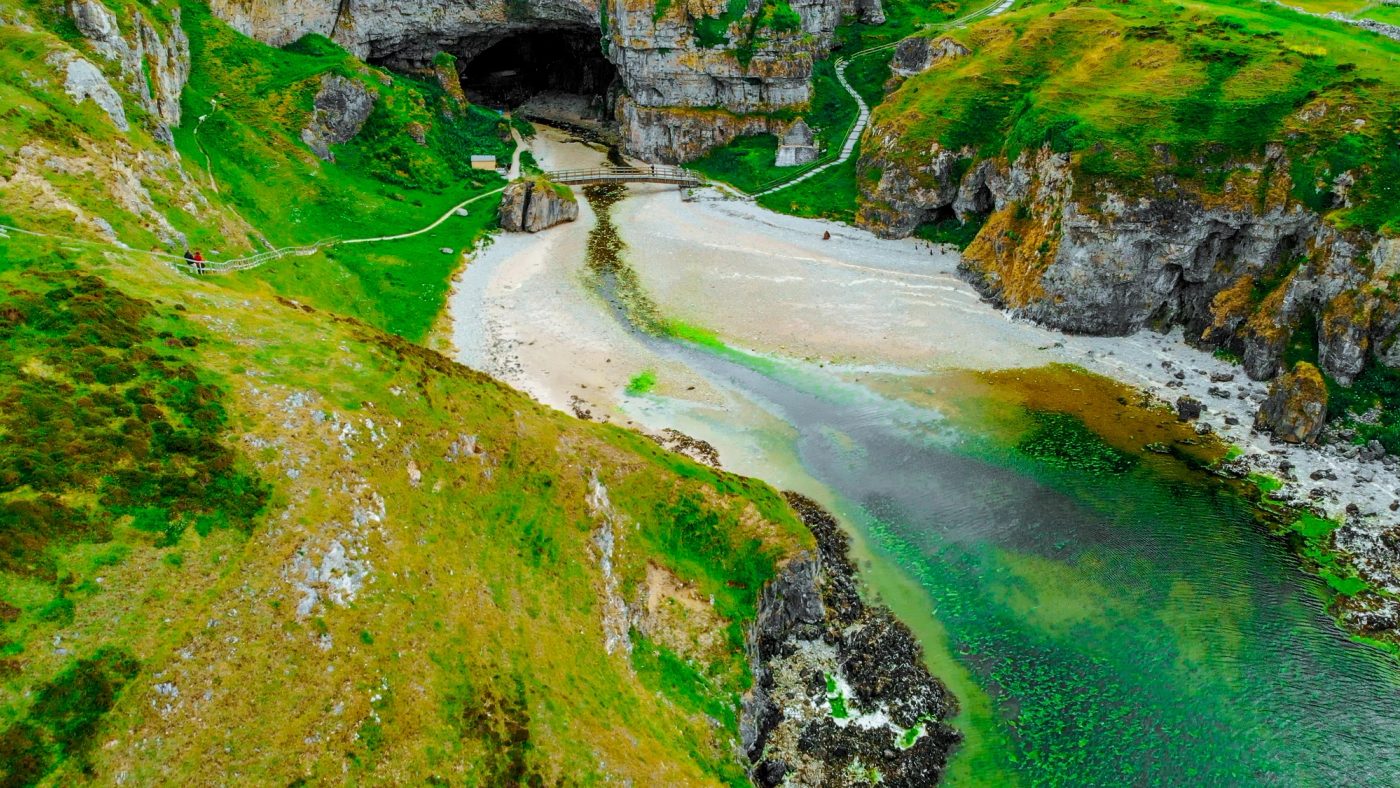 Entrée de Smoo Cave près de Durness, dans le nord de l’Écosse