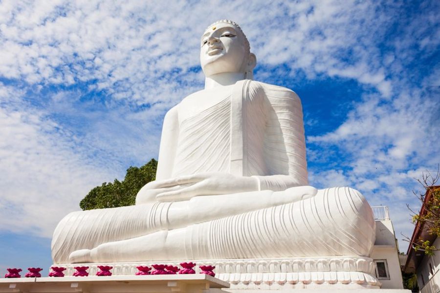 Statue géante de Bouddha Bahirawakanda, blanche et imposante, surplombant Kandy.