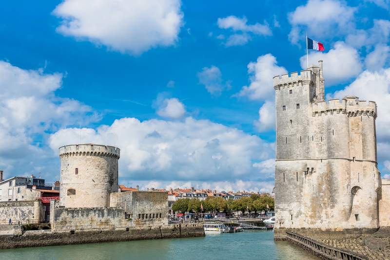 Les célèbres tours de La Rochelle, la Tour de la Chaîne et la Tour Saint-Nicolas, gardant l’entrée du Vieux-Port