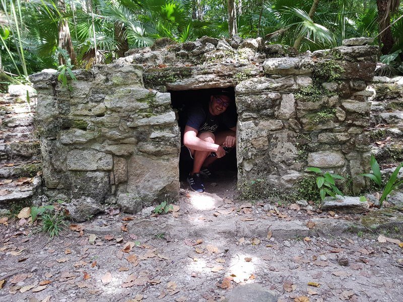 Cyril explorant les ruines mayas de Muyil dans la réserve de Sian Ka