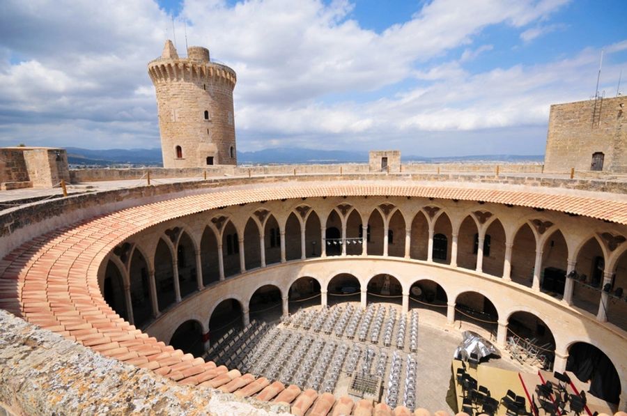 Intérieur circulaire du château de Bellver à Majorque