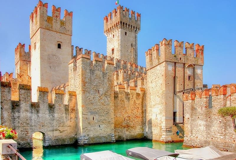 Château médiéval de Sirmione entouré par les eaux du lac de garde, Italie