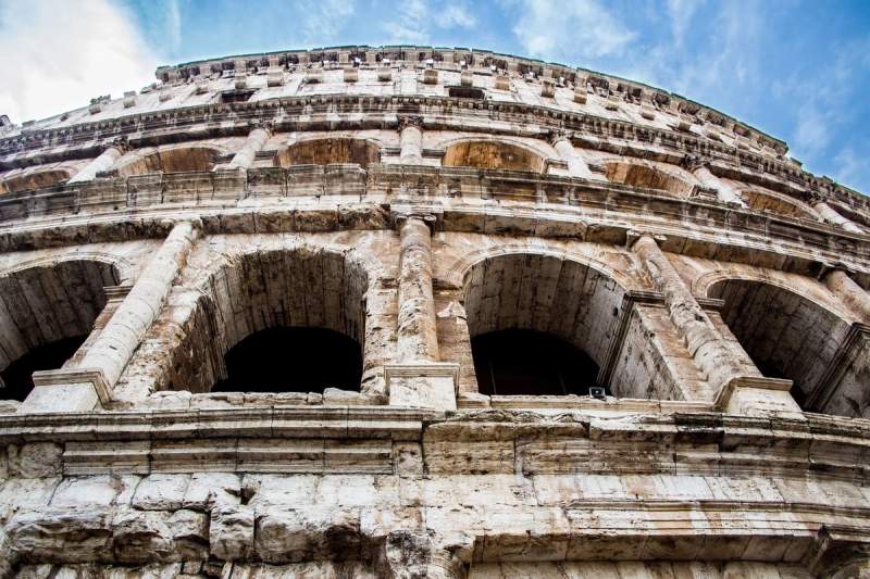 Vue rapprochée du Colisée à Rome, montrant les détails architecturaux de l'amphithéâtre romain.