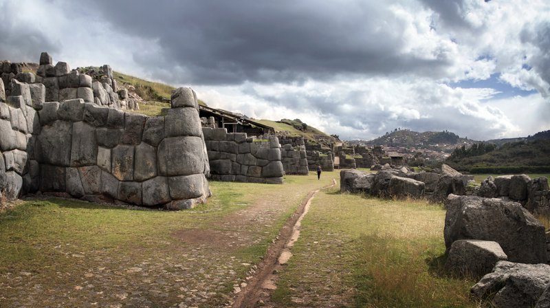 Ruines incas de Sacsayhuamán près de Cusco, impressionnants murs en pierre taillée avec un ciel nuageux en arrière-plan