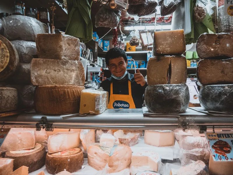 Un jeun fromager au marché San Benedetto à Cagliari