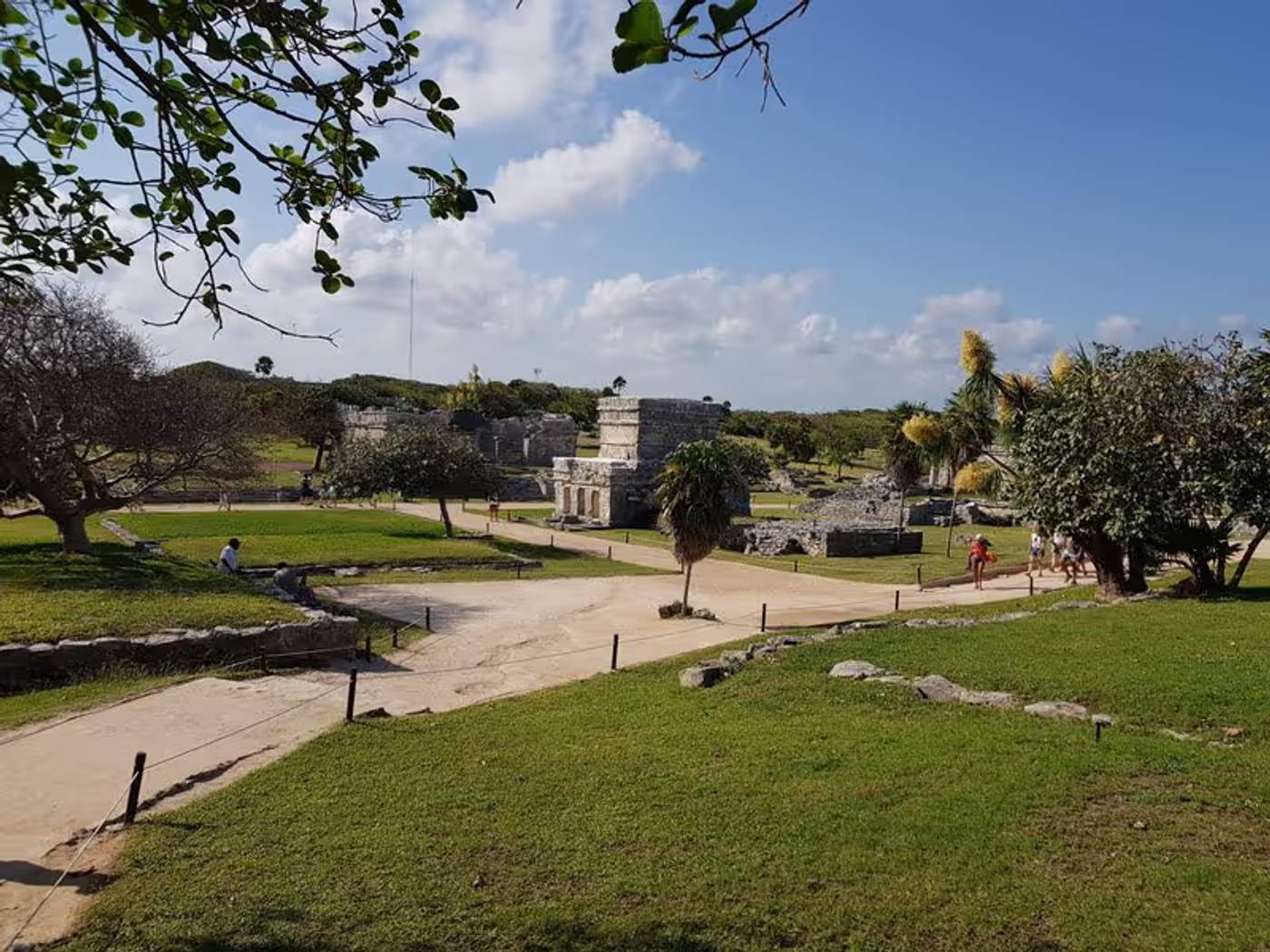 Vue des ruines de Tulum, une ancienne cité maya située au bord de la mer des Caraïbes.