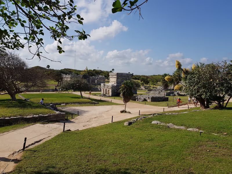 Vue des ruines de Tulum, une ancienne cité maya située au bord de la mer des Caraïbes.