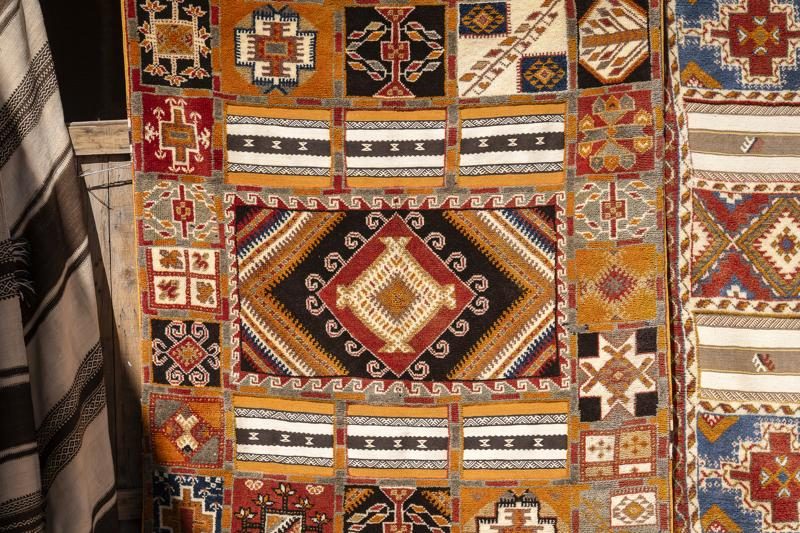 apis traditionnels berbères exposés dans le souk de Ouarzazate.