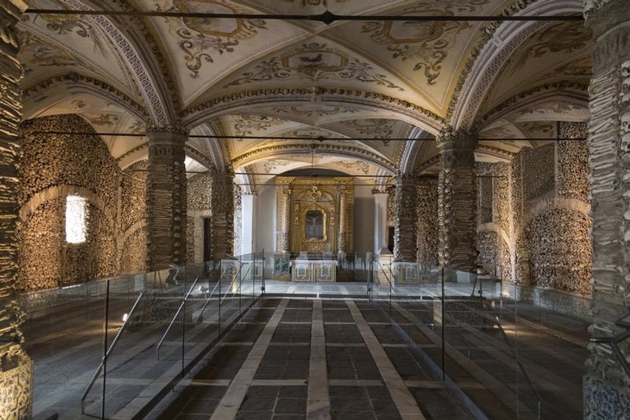 Intérieur de la Chapelle des Os à Évora, Portugal, avec ses murs ornés de crânes.