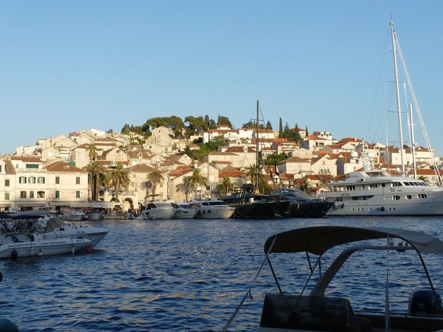Vue sur la ville côtière de Hvar avec des yachts amarrés au port.