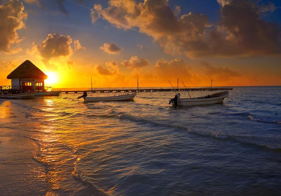 Un coucher de soleil spectaculaire à Holbox avec une cabane au bord de l