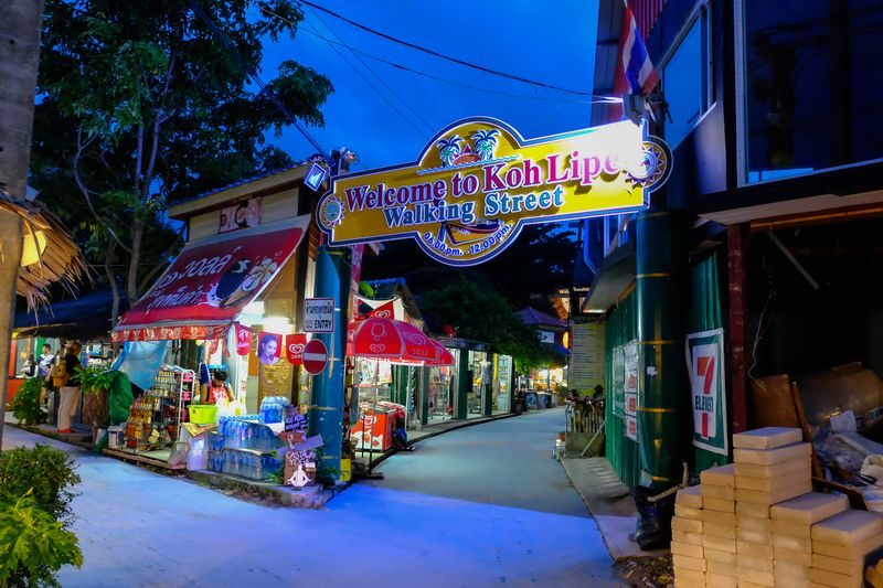 Entrée animée de Walking Street à Koh Lipe, bordée de boutiques et de restaurants locaux.