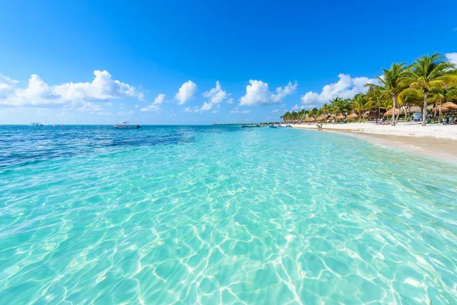 Plage de sable blanc et eau turquoise dans la zone hôtelière de Cancún