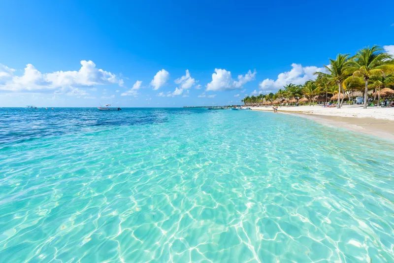 Plage de sable blanc et eau turquoise dans la zone hôtelière de Cancún