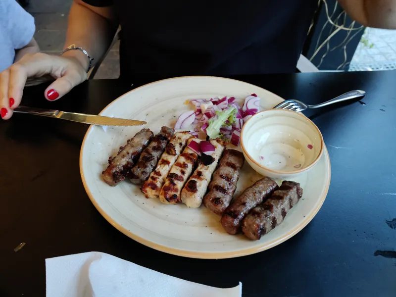 Une assiette de Cevapi dans un restaurant à Zagreb en Croatie