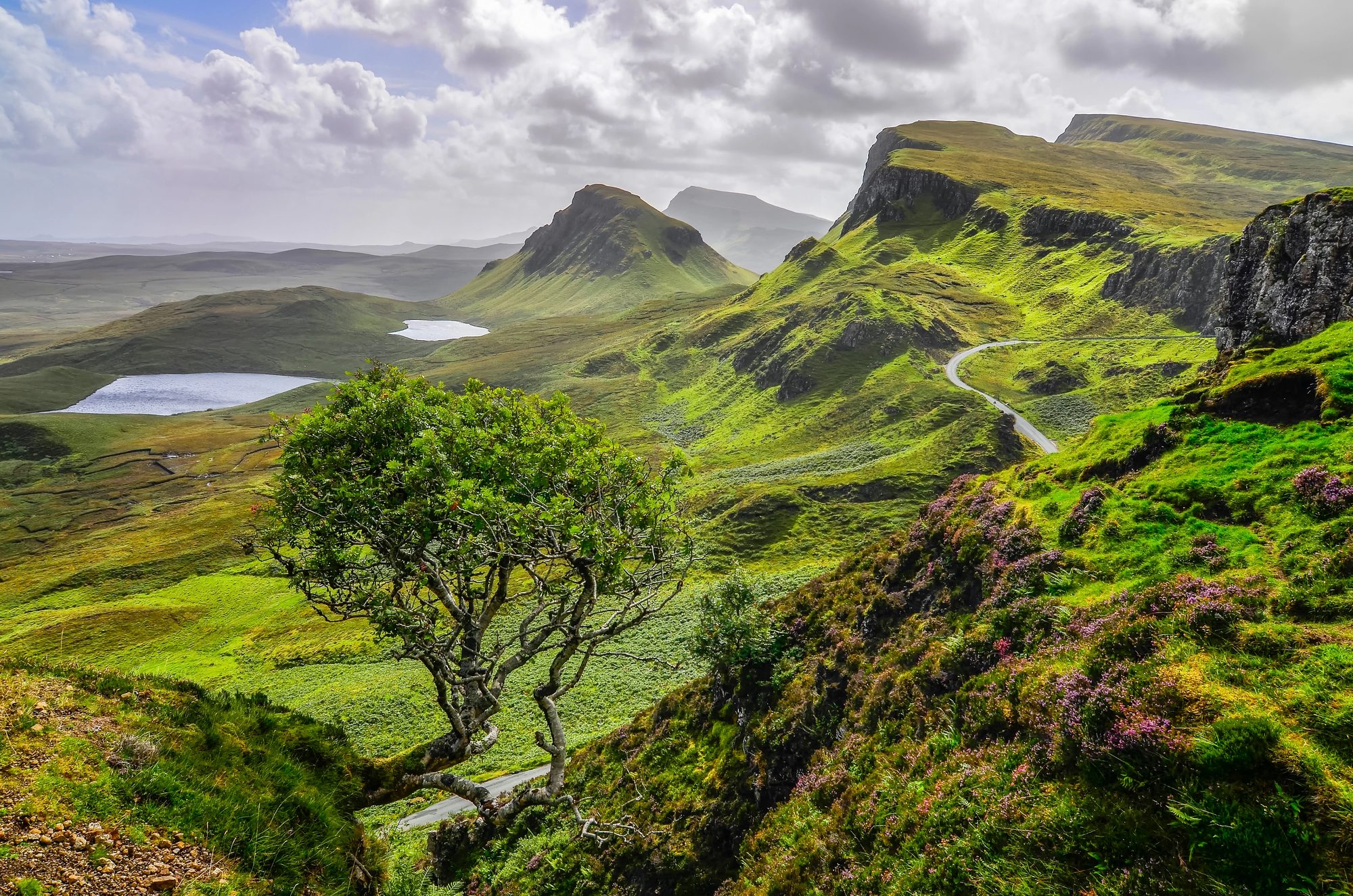 Paysage du Quiraing sur l’île de Skye, avec la route de Staffin à Uig en contrebas