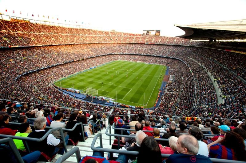Vue du Camp Nou à Barcelone rempli de supporters lors d’un match de football