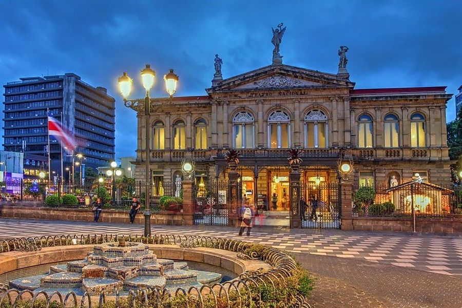Façade illuminée du théâtre national de San José, Costa Rica