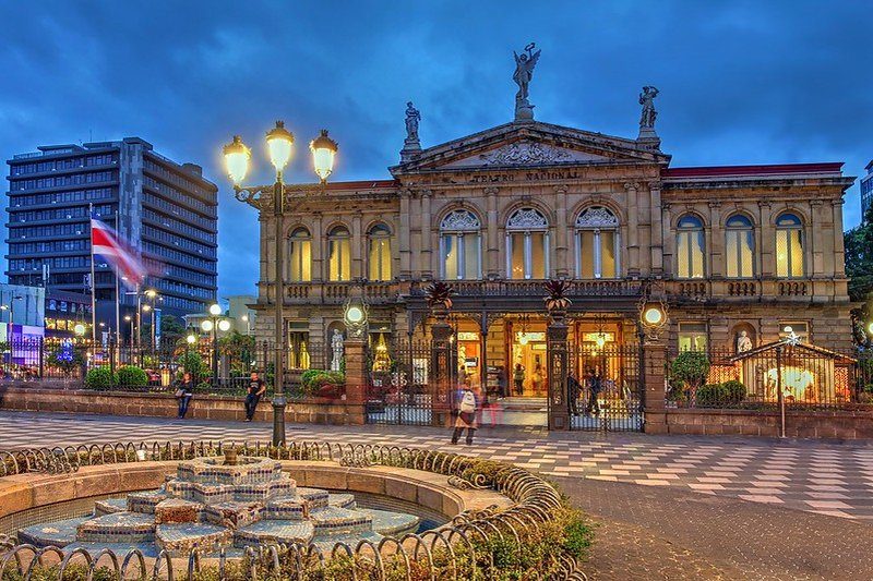 Façade illuminée du théâtre national de San José, Costa Rica