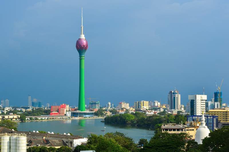 La Lotus Tower à Colombo, haute tour verte et rose dominant la ville.
