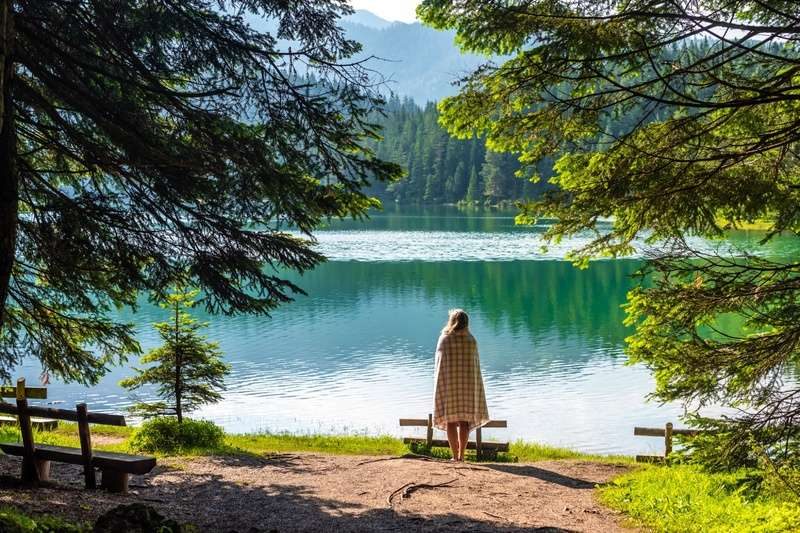 Vue paisible sur le lac Noir entouré de forêts dans le parc national de Durmitor au Monténégro.