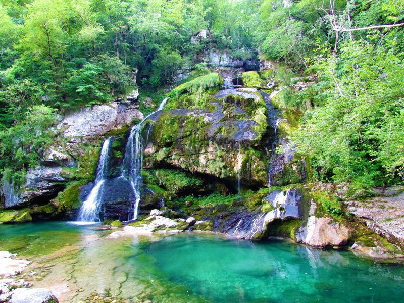 Cascades de Bovec (Virje) tombant dans un bassin aux eaux émeraude, Slovénie