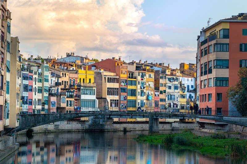 Vue colorée des maisons le long de la rivière à Gérone, Catalogne.