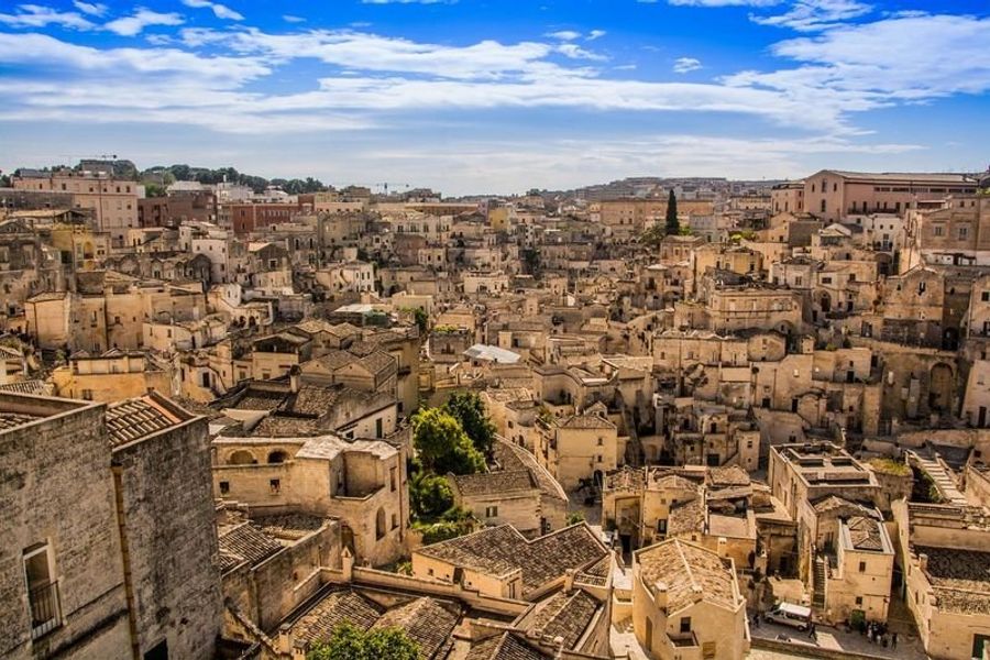 Vue panoramique de la ville historique de Matera avec ses habitations troglodytiques et ses toits en pierre.