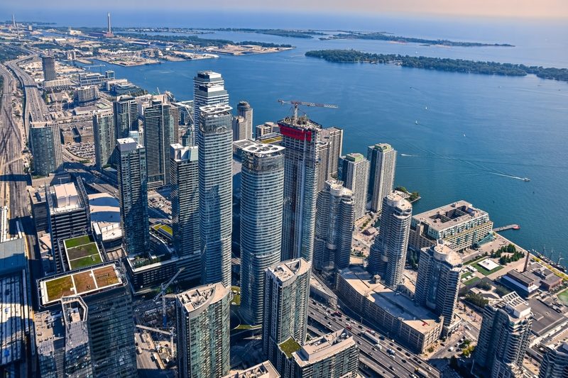 Vue aérienne de Toronto avec ses gratte-ciels modernes et le lac Ontario.