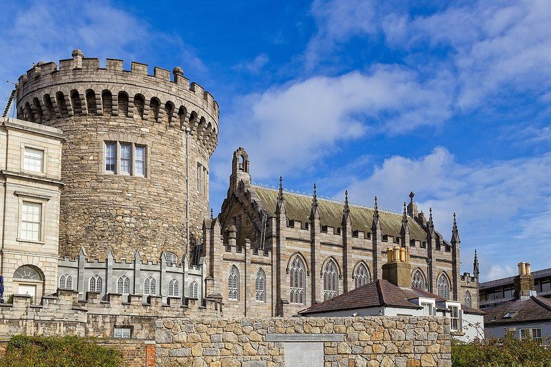 Vue extérieure du château de Dublin, un site historique majeur dans le centre-ville de Dublin.