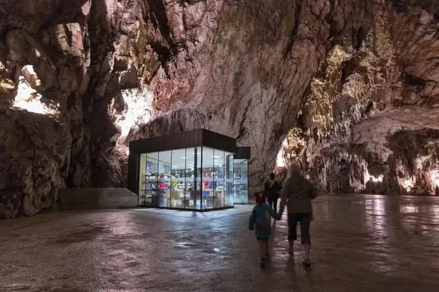 Postojna · le château de Predjama dans la falaise